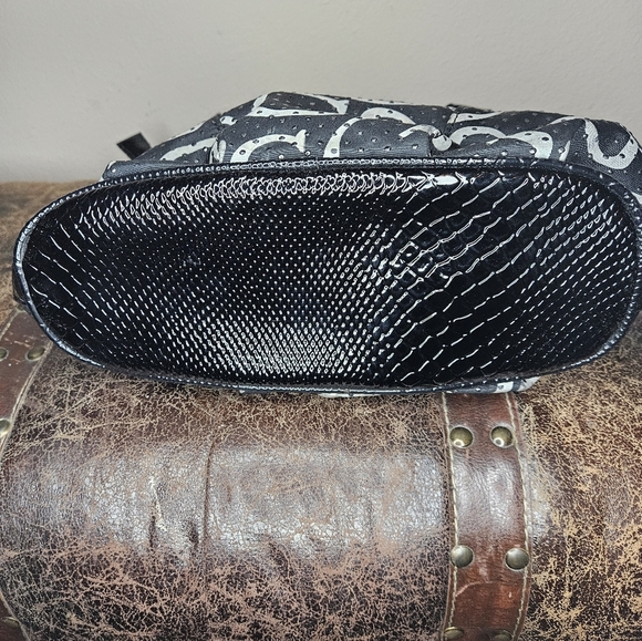 Guess graphic hand bag - Picture 8 of 11